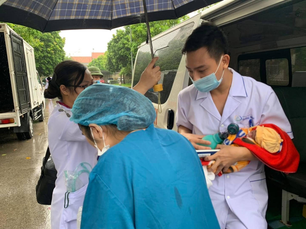 Các bác sĩ nhanh chóng đưa em bé vào viện cấp cứu sau khi di chuyển quãng đường dài từ Cảng tàu khách Vân Đồn. Ảnh: BVSNQN.