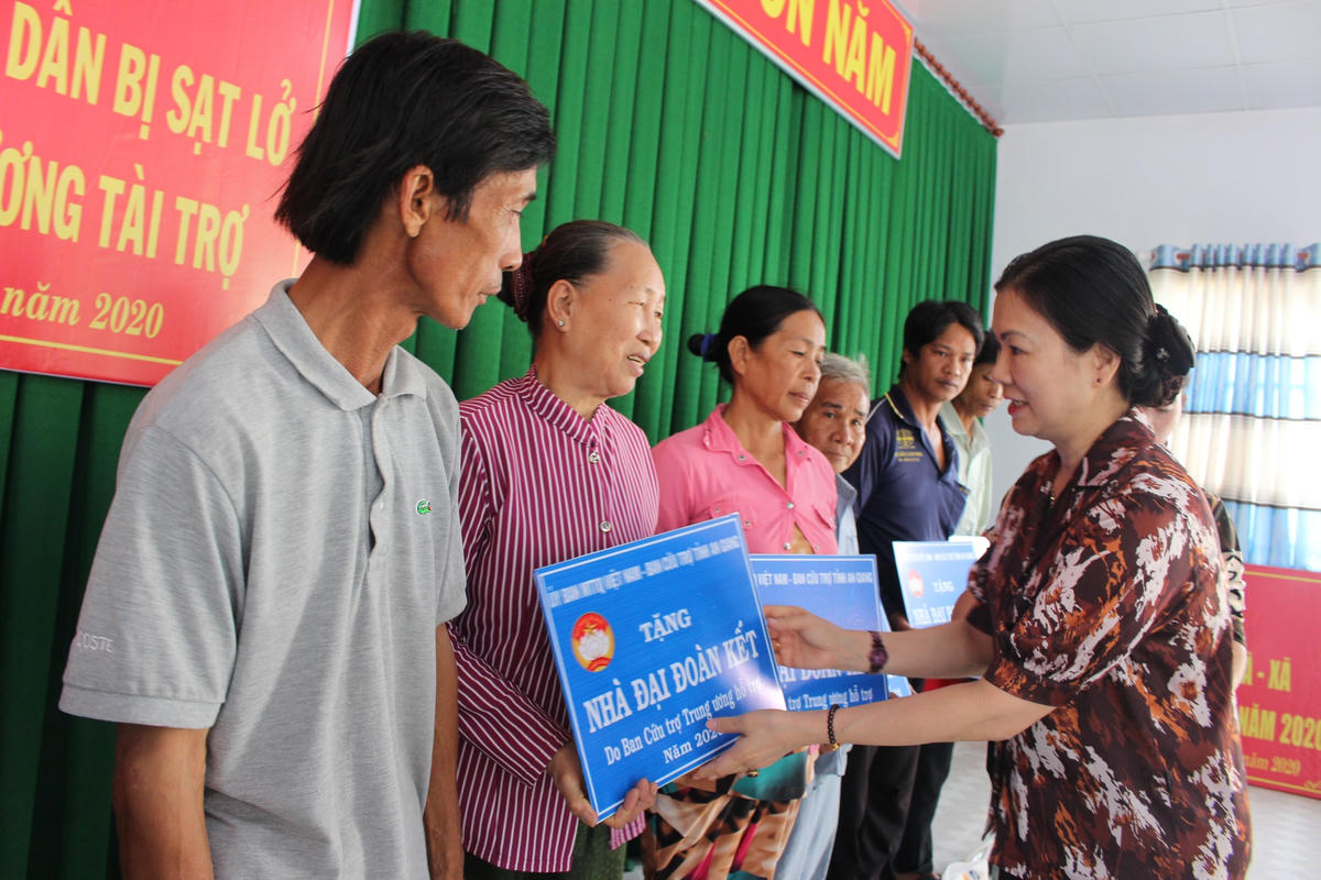 Phó Chủ tịch Trương Thị Ngọc Ánh trao bản bàn giao nhà cho các hộ gia đình.