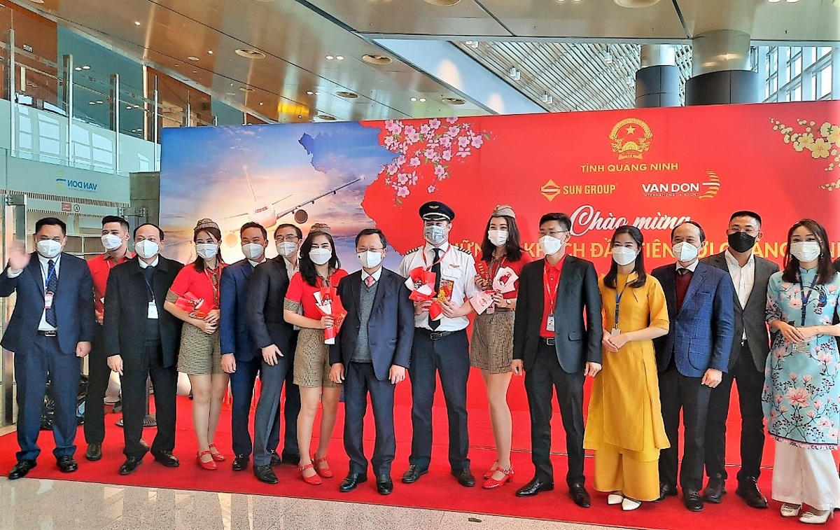 Ông Cao Tường Huy, Phó Chủ tịch Thường trực UBND tỉnh Quảng Ninh, đã đến chúc mừng những vị khách đầu tiên và phi hành đoàn.