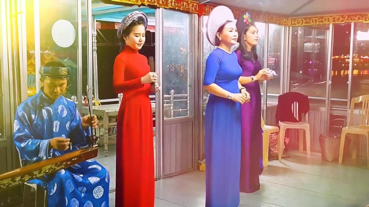 Biểu diễn ca Huế trên sông Hương.