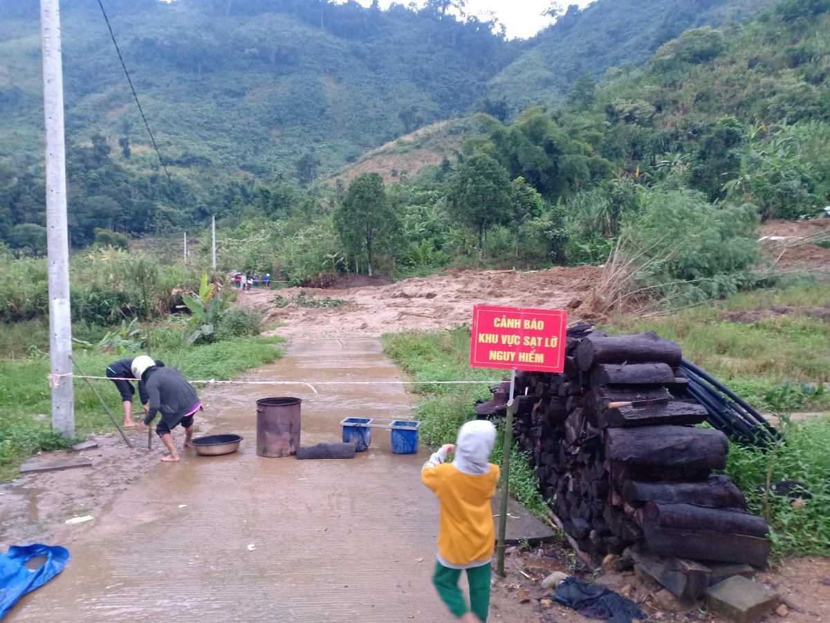 Người dân xã Trà Cang cấm biển cảnh báo sạt lở đất đá.