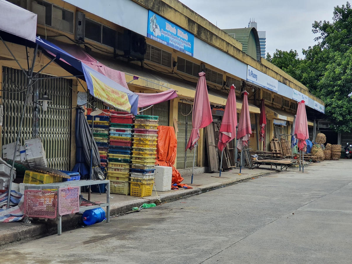 Bên trong chợ, các gian hàng hoa quả vẫn đóng cửa im lìm chờ ngày được cho phép hoạt động trở lại.