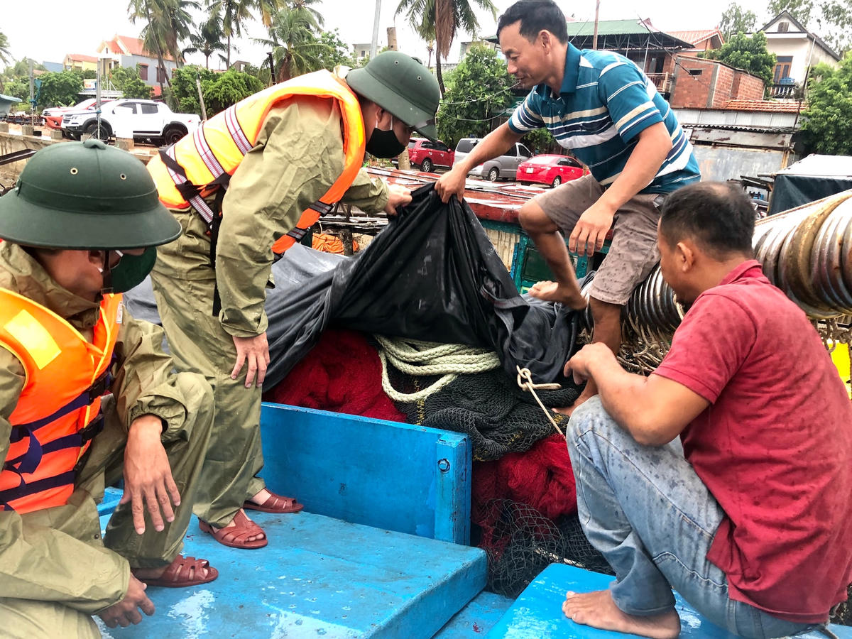 Kiểm tra, hướng dẫn việc neo đậu tàu thuyền để đảm bảo an toàn.