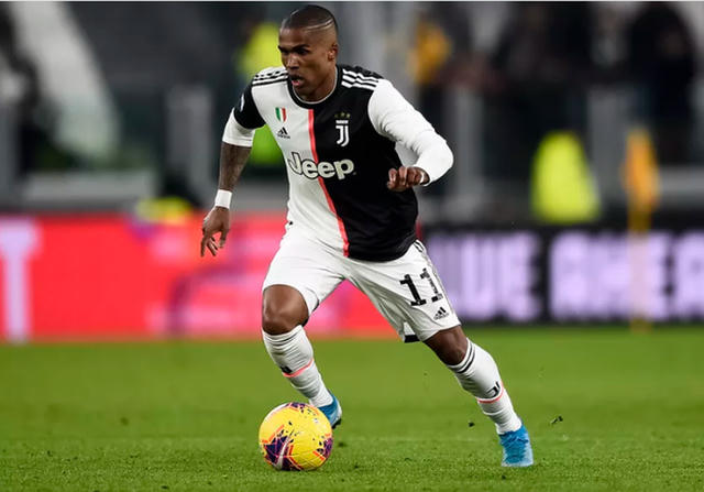 Douglas Costa trở lại khoác áo Bayern sau 3 năm cống hiến cho Juventus. Cầu thủ này sẽ phải cạnh tranh quyết liệt với Gnabry, Muller cho vị trí đá chính ở sân Allianz Arena.