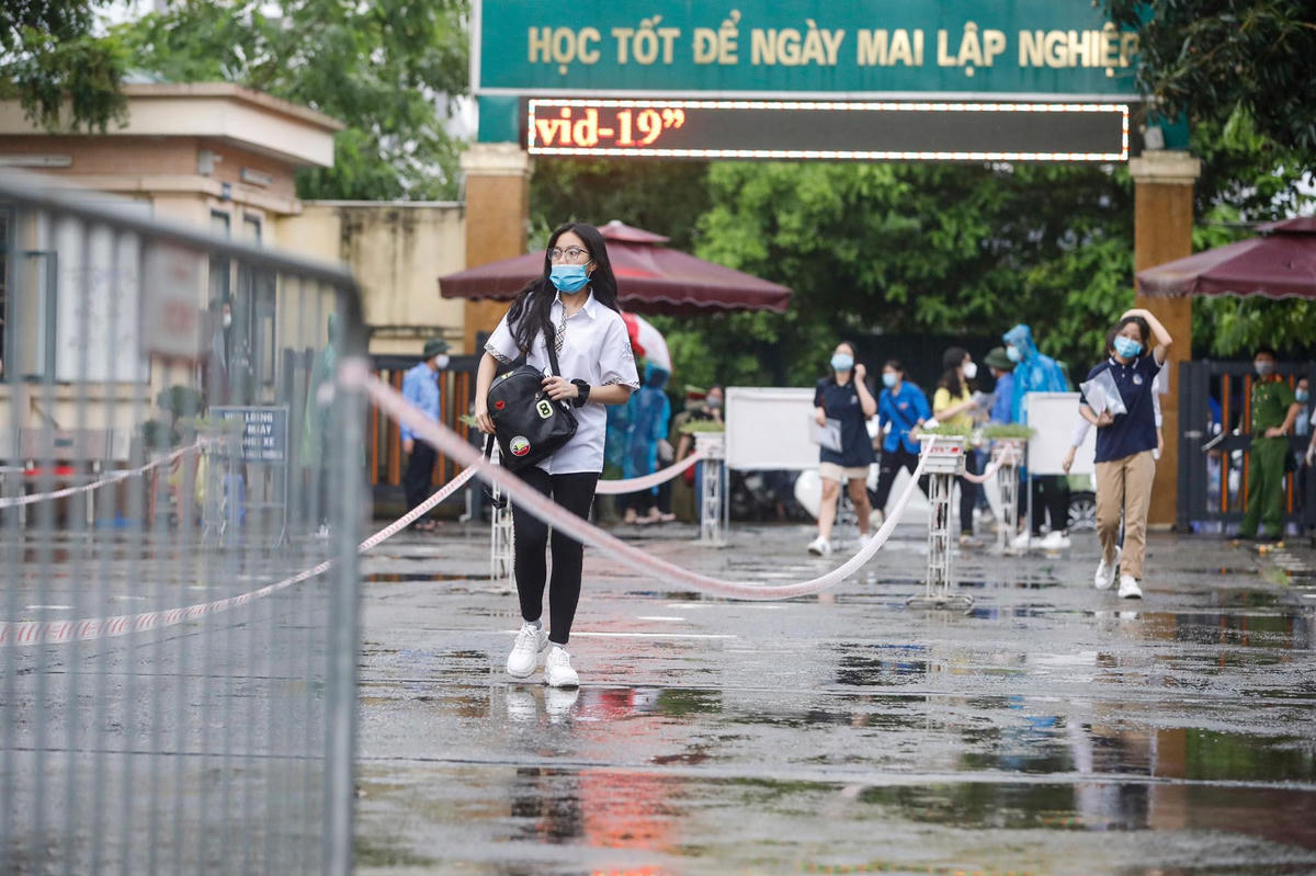 Học sinh Hà Nội đến trường thi vào lớp 10 công lập. Ảnh: Quang Vinh.
