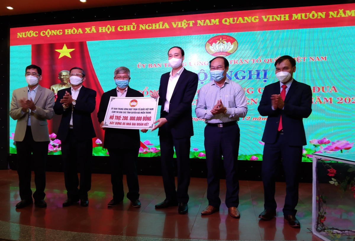 Phó Chủ tịch Ủy ban Trung ương MTTQ Việt Nam, ông Phùng Khánh Tài, trao bảng tượng trưng 200 triệu đồng cho Uỷ ban MTTQ Việt Nam tỉnh Bình Định, để xây 5 căn nhà Đại Đoàn Kết cho hộ nghèo. 