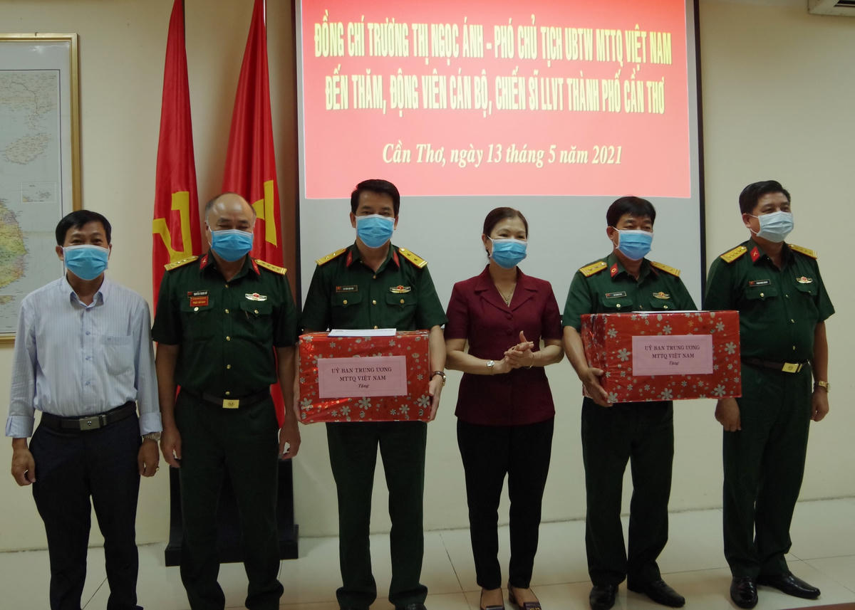 Phó Chủ tịch Trương Thị Ngọc Ánh tặng quà cho LLVT tuyến đầu chống dịch. 
