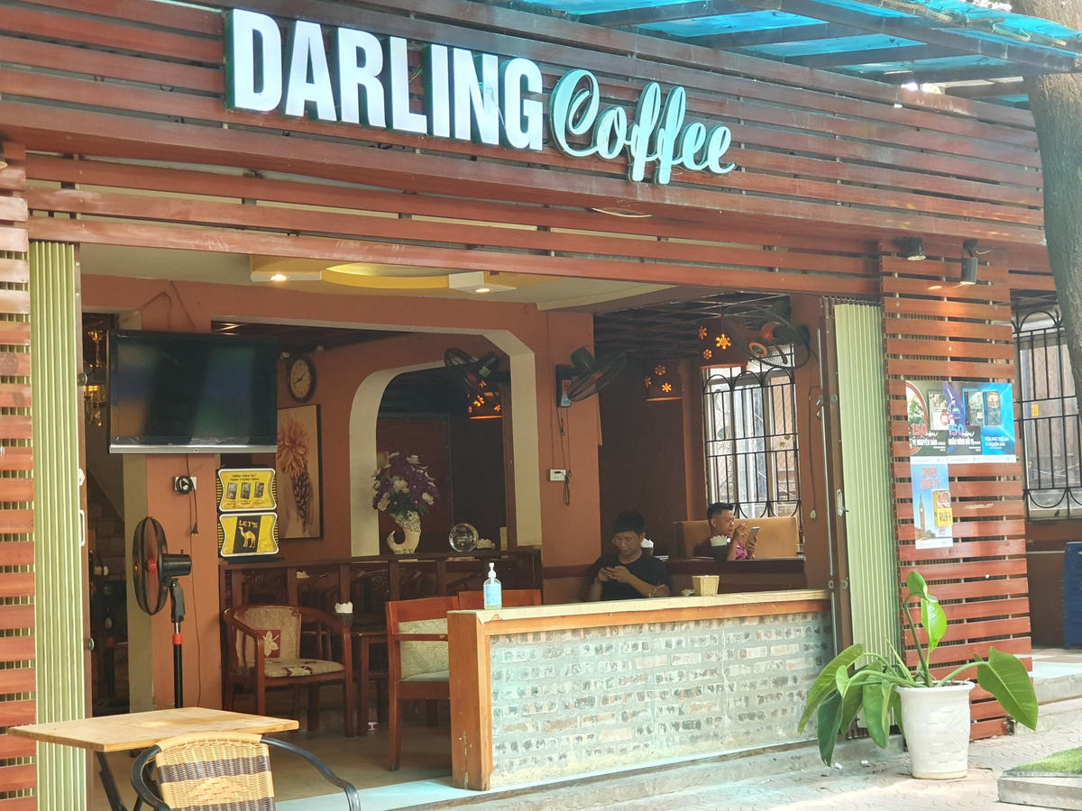 Nhiều người dân đến những quán cà phê để làm việc, gặp gỡ.