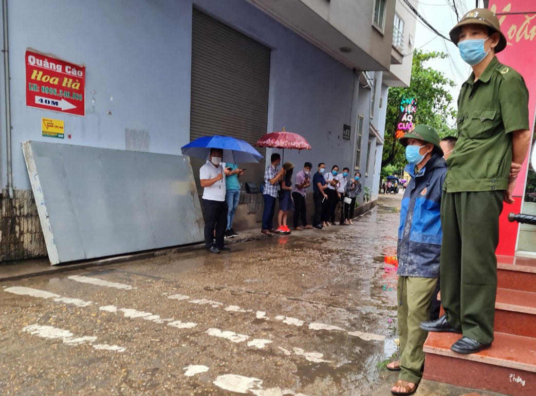 Dân quân tự vệ được huy động để đảm bảo an ninh cho buổi đấu giá.