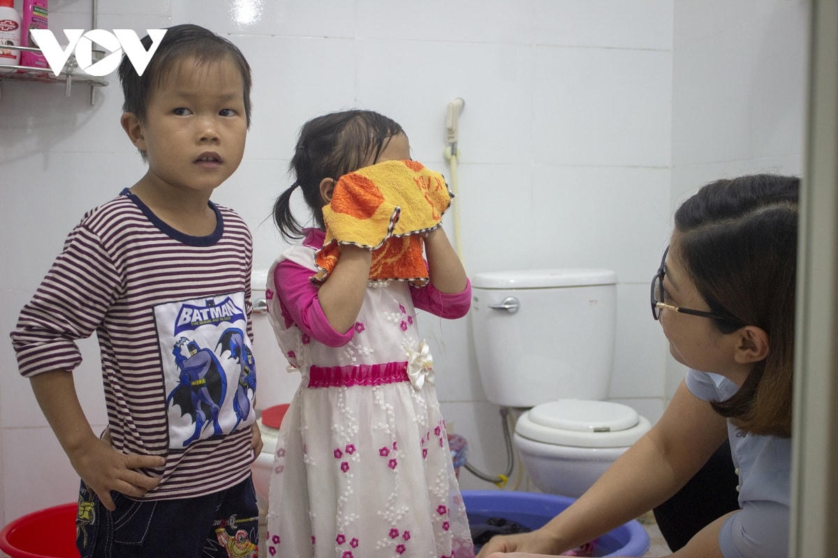 Cô Trần Thị Ngọc cho trẻ "nội trú" vệ sinh cá nhân trước khi ăn.