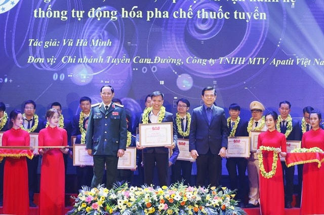 Phó Trưởng ban Dân vận Trung ương Nguyễn Hồng Lĩnh; Thượng tướng Trần Quang Phương, Phó Chủ nhiệm Tổng cục Chính trị Quân đội Nhân dân Việt Nam trao Giải thưởng Tuổi trẻ sáng tạo toàn quốc năm 2020.