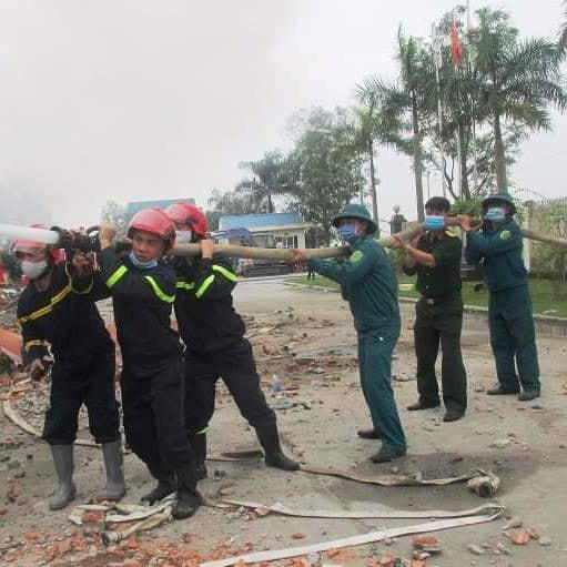 UBND xã Thọ Vực đã huy động lực lượng dân quân địa phương phối hợp với cảnh sát PCCC khẩn trương dập lửa.