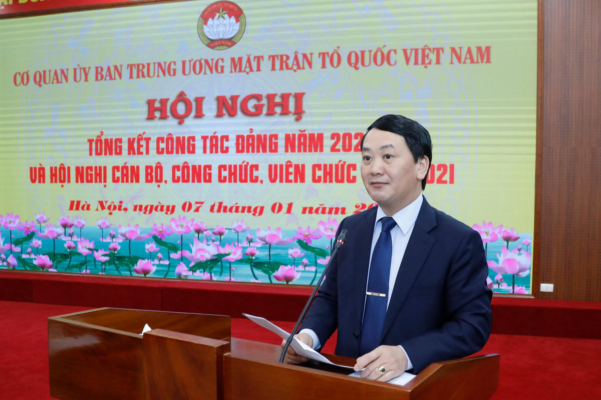 Phó Chủ tịch - Tổng Thư ký Hầu A Lềnh phát biểu tại Hội nghị.