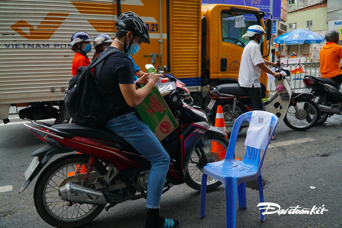 [ẢNH] Người dân vất vả khai báo ‘di biến động dân cư'