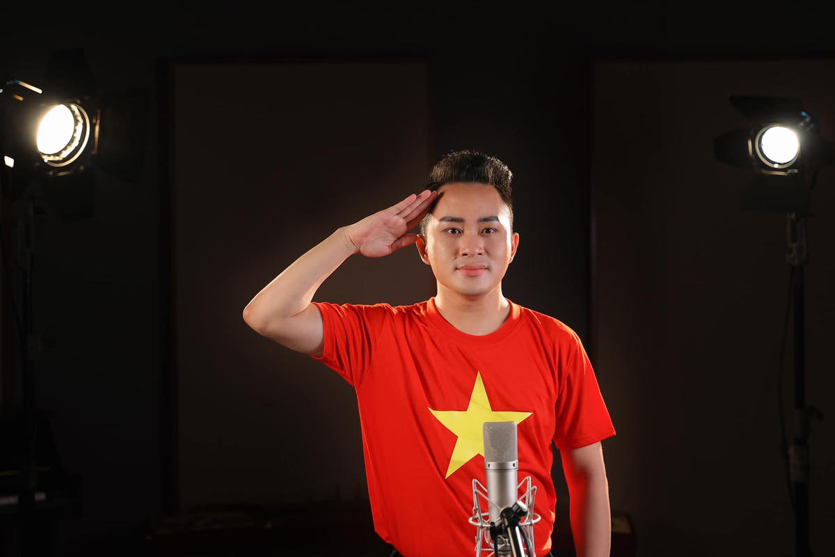 Tùng Dương có phần phối khí, hòa âm mới lạ, giọng hát hào sảng ở MV Tiến quân ca.