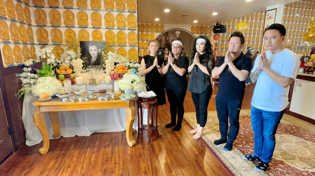 Ca sĩ Thanh Thảo, Justin Nguyễn, Bằng Kiều đến thắp nhang cho Phi Nhung.