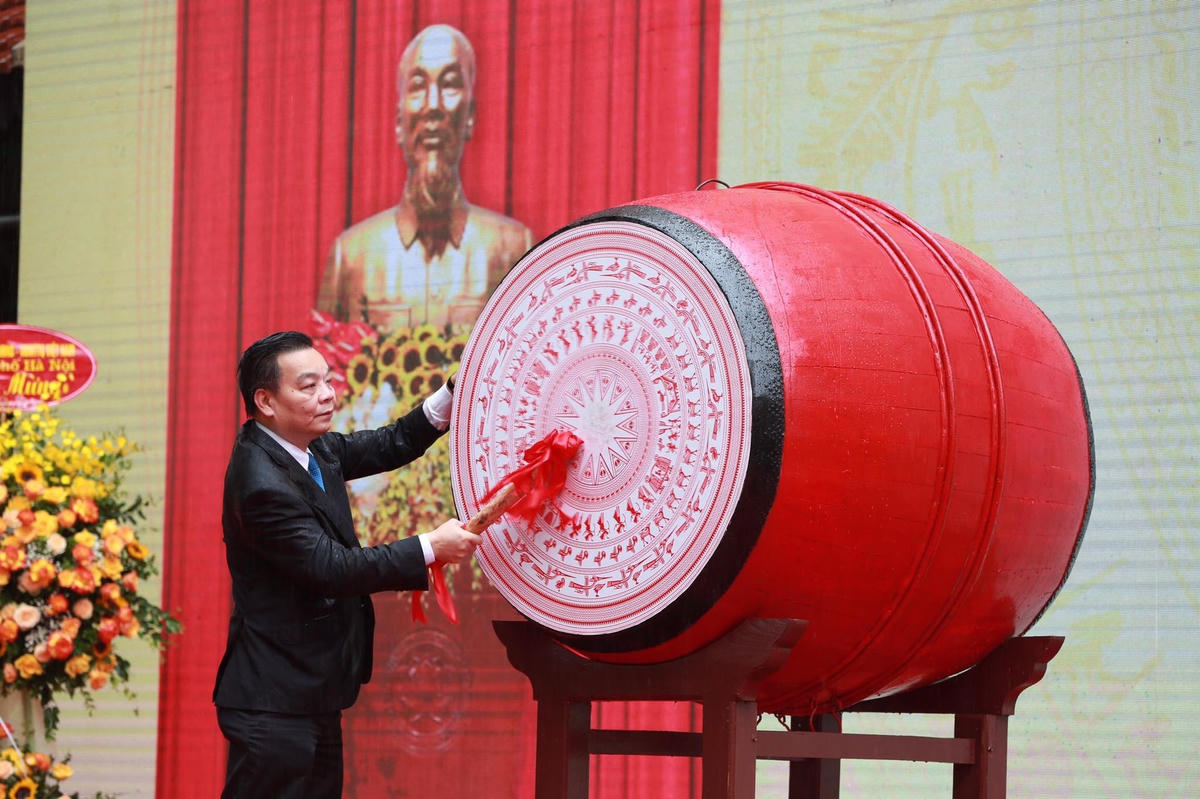 Chủ tịch UBND TP Hà Nội Chu Ngọc Anh đánh trống khai giảng năm học mới.