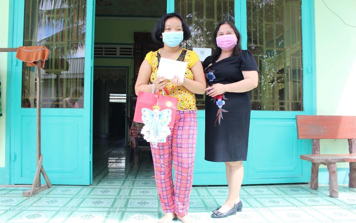 Bà Trần Thị Xuân Mai, Giám đốc Sở LĐTB&XH Cần Thơ trao quà Tết Trung thu cho trẻ em. 