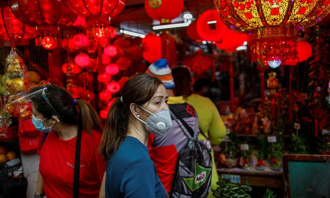 Khách đeo khẩu trang mua sắm tại khu chợ trong phố người Hoa tại thủ đô Manila, Philippines, ngày 11/2. Ảnh: Reuters.