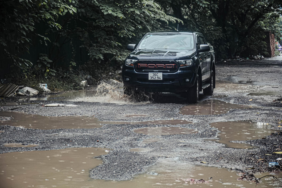 Không chỉ xe máy, ngay cả ô tô lưu thông qua khu vực cũng gặp muôn vàn khó khăn.