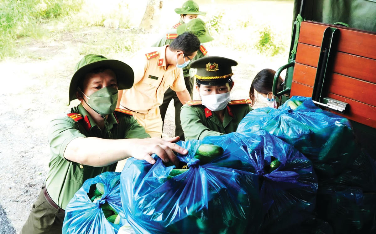 Đoàn thanh niên Công an Kiên Giang tổ chức các chuyến xe thu mua nông sản, hỗ trợ người nghèo.