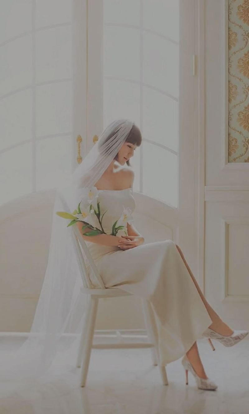 Bức ảnh Hải Tú mặc váy cưới chụp hình một lần nữa khẳng định tin đồn nữ diễn viên sắp kết hôn với Sơn Tùng là chính xác. 