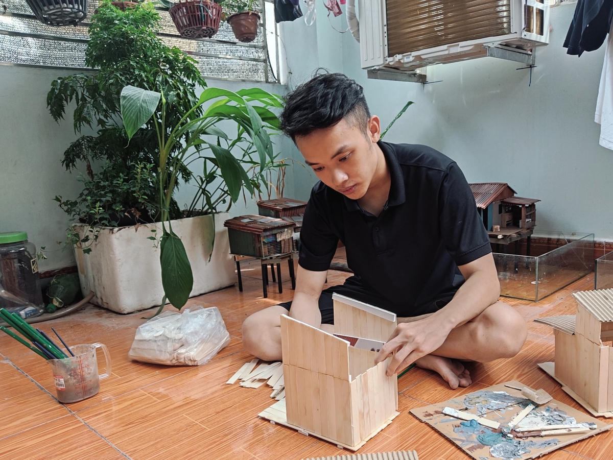 Thạch Dương làm mô hình tiểu cảnh từ những vật liệu đơn giản, sẵn có và dễ tìm. Ảnh: NVCC.