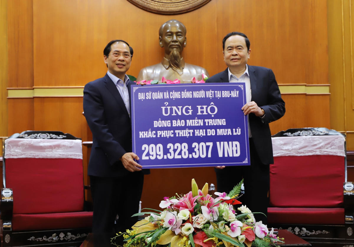 Chủ tịch Trần Thanh Mẫn tiếp nhận ủng hộ từ Đại sứ quán và cộng đồng người Việt Nam tại Brunei.