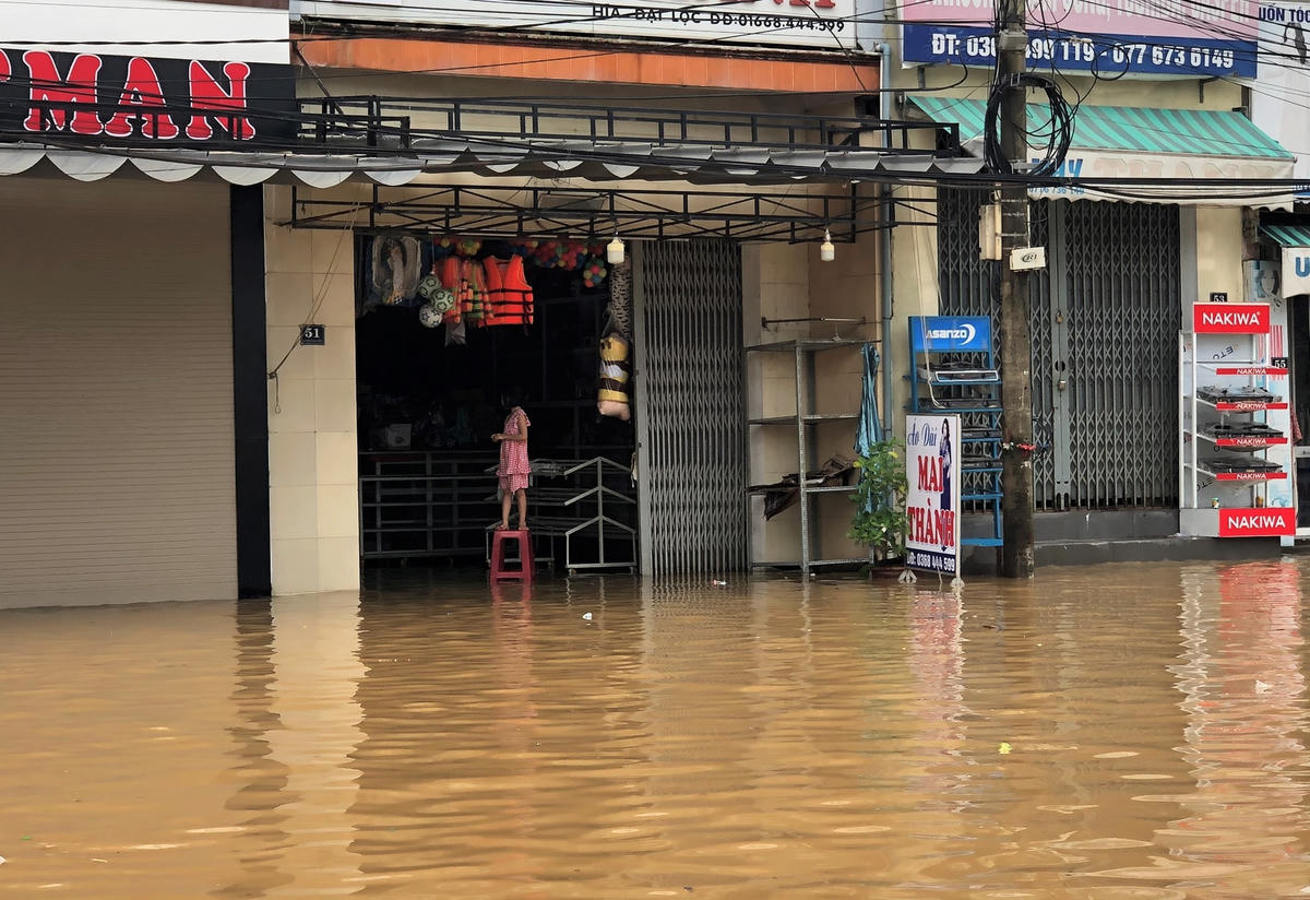 Một số nhà dân ở thị trấn Ái Nghĩa nước tràn vào.