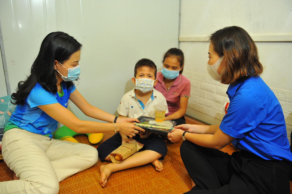 Những suất cơm miễn phí được trao đến tay những bệnh nhân nghèo.