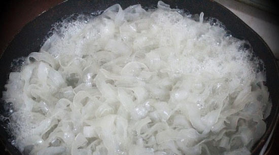 Cách làm mứt dừa ngũ sắc đãi khách dịp Tết Nguyên đán