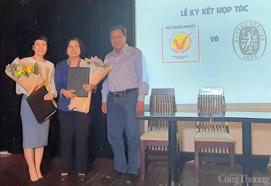 Dự án Hàng Việt Nam chất lượng cao – Chuẩn hội nhập ký kết hợp tác với Tổ chức đánh giá chứng nhận toàn cầu Bureau Veritas. Ảnh: Báo Công thương.