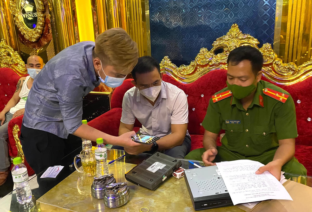 Lực lượng chức năng làm việc tại hiện trường.