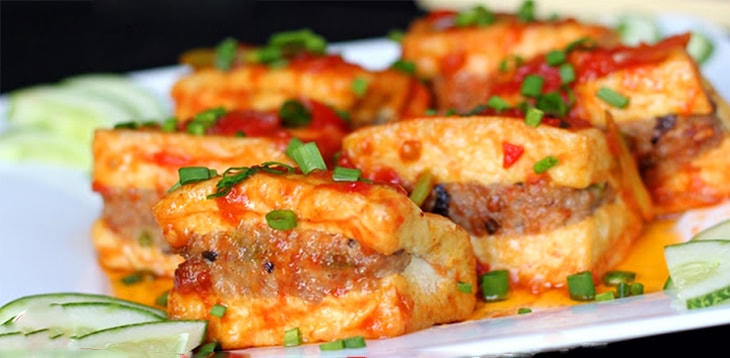 Món đậu phụ nhồi thịt là món ăn đặc trưng của người Dao Khâu.