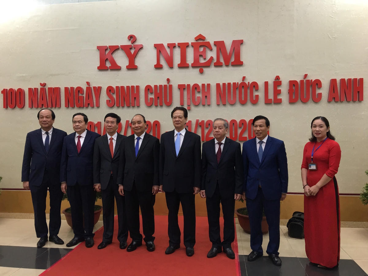 Thủ tướng Nguyễn Xuân Phúc cùng các đại biểu tham dự Lễ kỷ niệm.