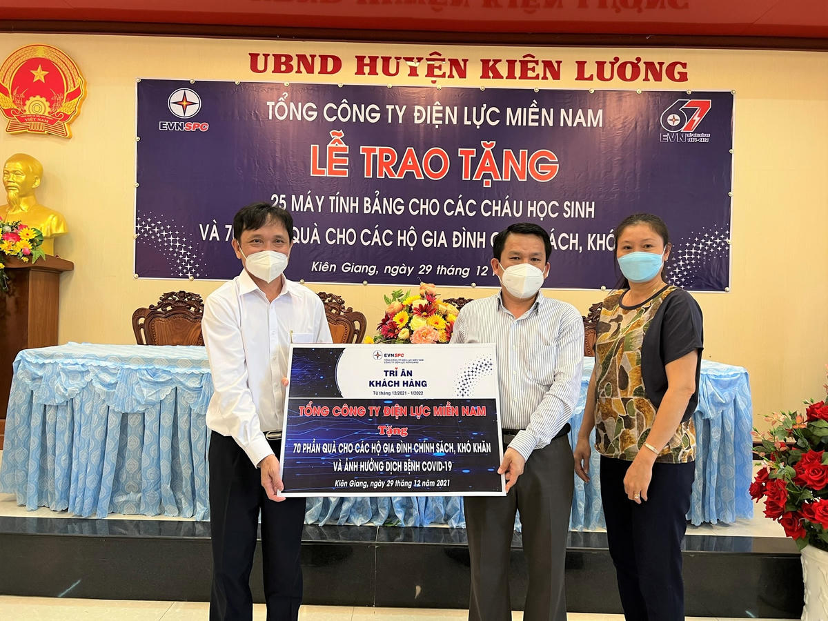Dịpn này cũng tặng 70 suất quà cho các gia đình có hoàn cảnh khó khăn trên địa bàn huyện.