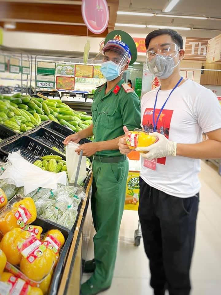 MC Nguyên Khang chia sẻ hình ảnh đi chợ hộ người dân TP HCM cùng các chiến sĩ bộ đội: “Tình nguyện viên Bộ đội và Tình nguyện viên Thành Đoàn cùng đi chợ giúp bà con nào ...(Các anh bộ đội sẽ phụ trách những đơn hàng combo, còn các bạn nghệ sĩ thực hiện những đơn hàng lẻ”)