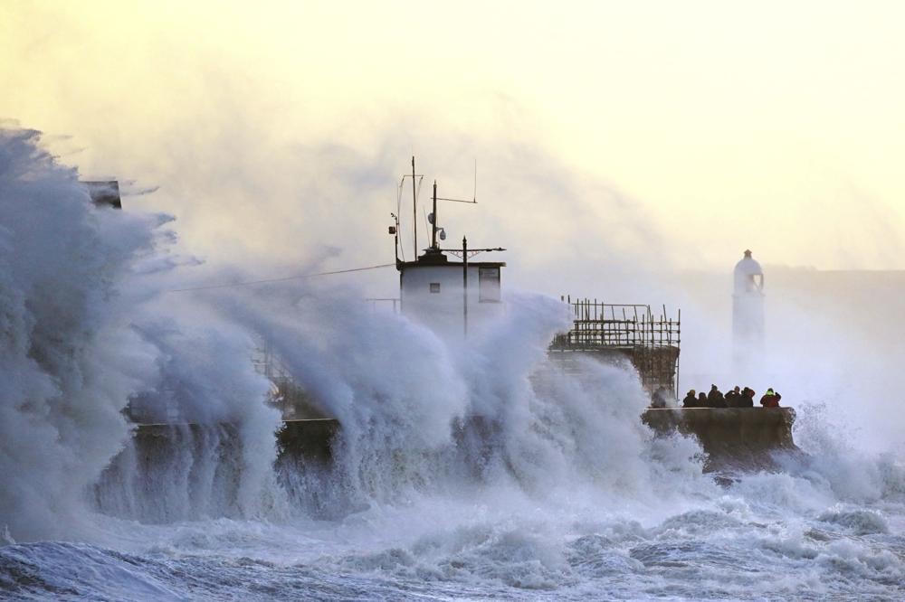 Sóng lớn đổ ập vào ngọn hải đăng Porthcawl ở Bridgend, cứ Wales (Anh). Ảnh: AP.