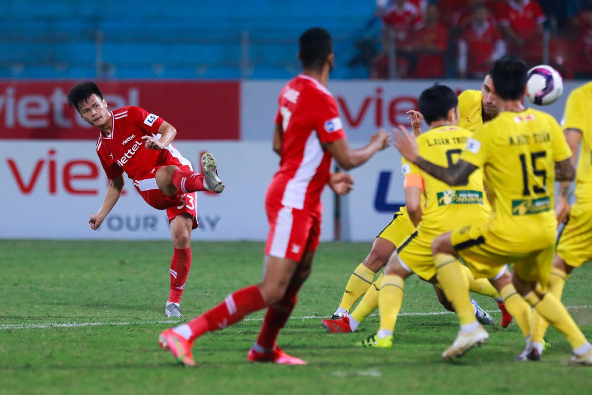 Viettel 0-3 Hoàng Anh Gia Lai: Công Phượng lập siêu phẩm