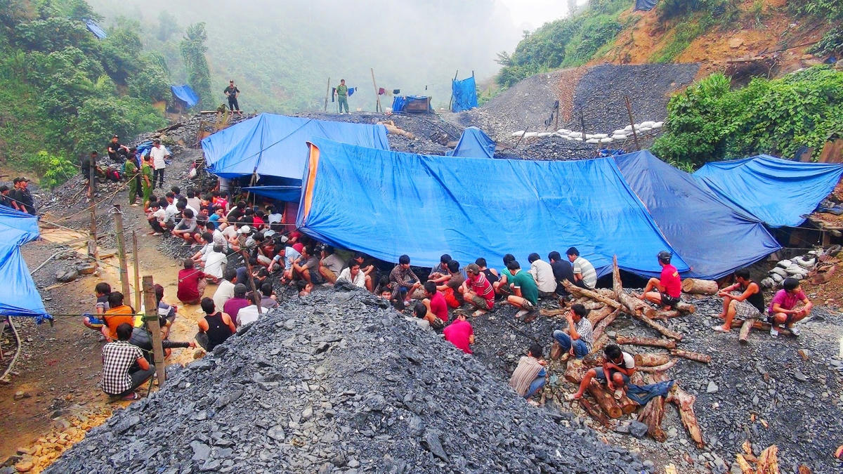 Các đối tượng khai thác vàng trái phép ở Sông Thanh trong một lần bị bắt giữ.