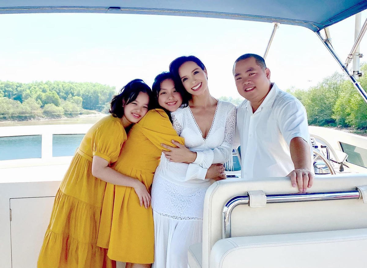 Gia đình cựu người mẫu Thúy Hạnh hạnh phúc trong chuyến đi chơi.
