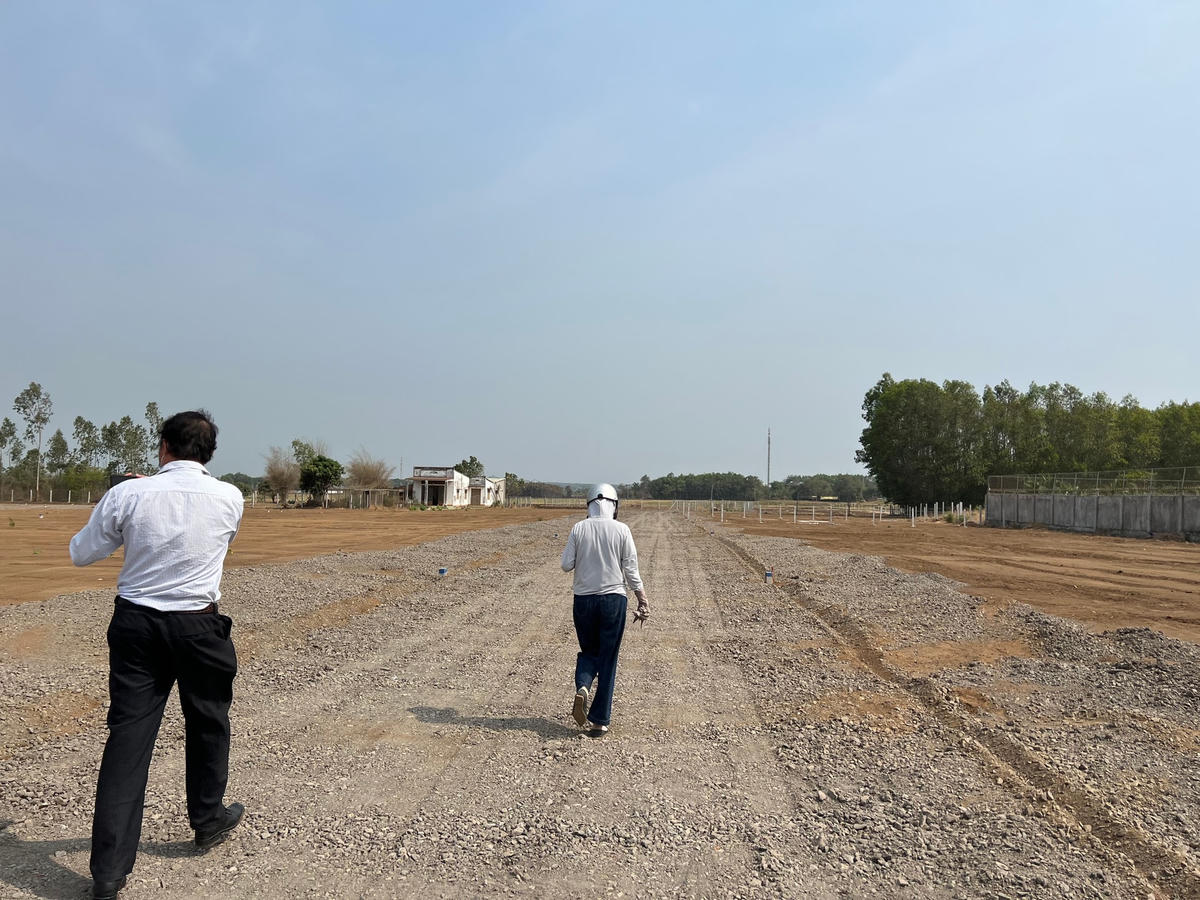 Hiện các lô đất có mục đích trồng cây hằng năm tại đây đã được tách thửa, diện tích từ 500m2 trở lên. Và bán cho người dân với giá trên dưới 1,7 tỷ đồng/nền đất.