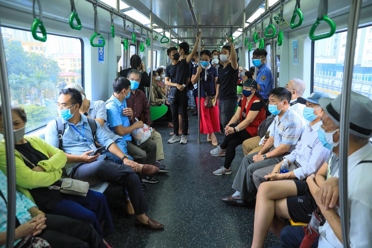 Người dân xếp hàng nhiều giờ để trải nghiệm tàu Cát Linh - Hà Đông