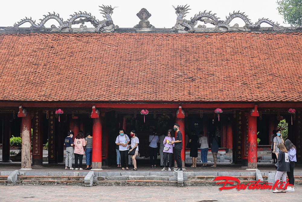 Hôm nay là ngày rằm tháng Sáu nên rất đông sĩ tử tranh thủ đến Văn Miếu Quốc Tử Giám cầu may trước kỳ thi.