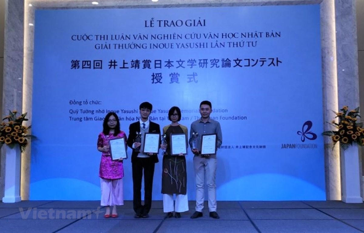 Các tác giả nhận giải thưởng Inoue Yasushi cho các luận văn nghiên cứu của mình. (Ảnh: Minh Thu/Vietnam+).