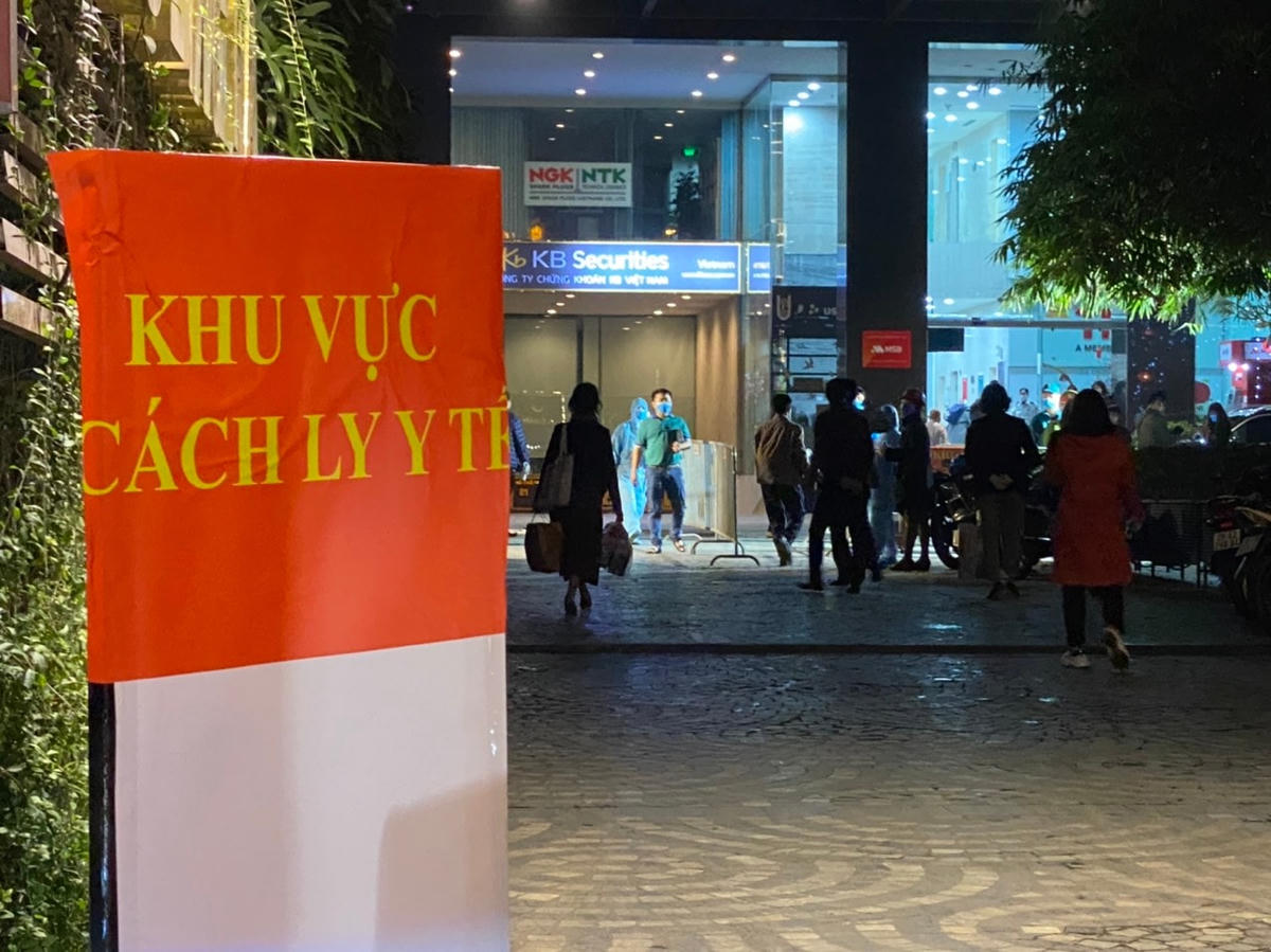 Rào chắn, biển khu vực cách ly đã được dựng ngay từ phía mặt đường Láng Hạ.