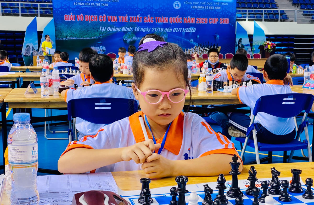 Các kỳ thủ đang tranh tài ở những nội dung thi đấu theo nhóm tuổi.