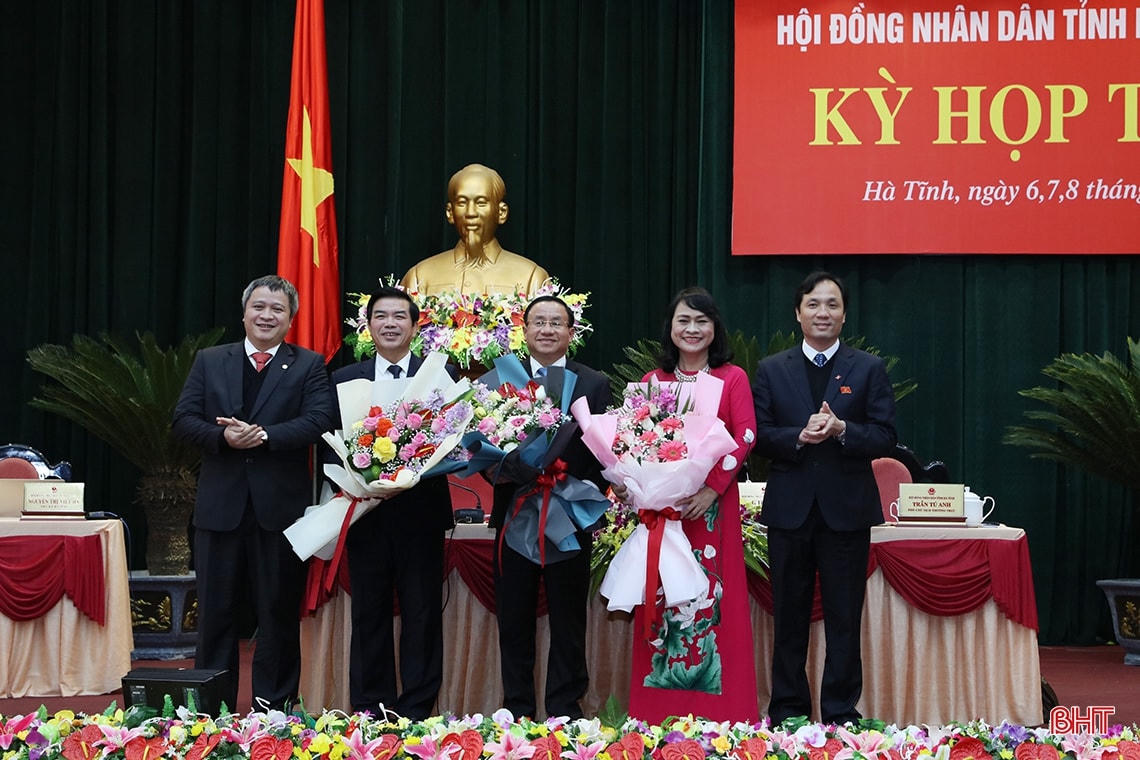 Bí thư Tỉnh ủy, Chủ tịch HĐND tỉnh Hà Tĩnh Hoàng Trung Dũng và Chủ tịch UBND tỉnh Trần Tiến Hưng tặng hoa chúc mừng các đồng chí: Lê Đình Sơn, Ủy viên BCH Trung ương Đảng, nguyên Chủ tịch HĐND tỉnh; Nguyễn Thị Nữ Y, nguyên Phó Chủ tịch HĐND tỉnh; Đặng Quốc Vinh, nguyên Phó Chủ tịch UBND tỉnh nghỉ hưởng chế độ BHXH. Ảnh: Báo Hà Tĩnh.
