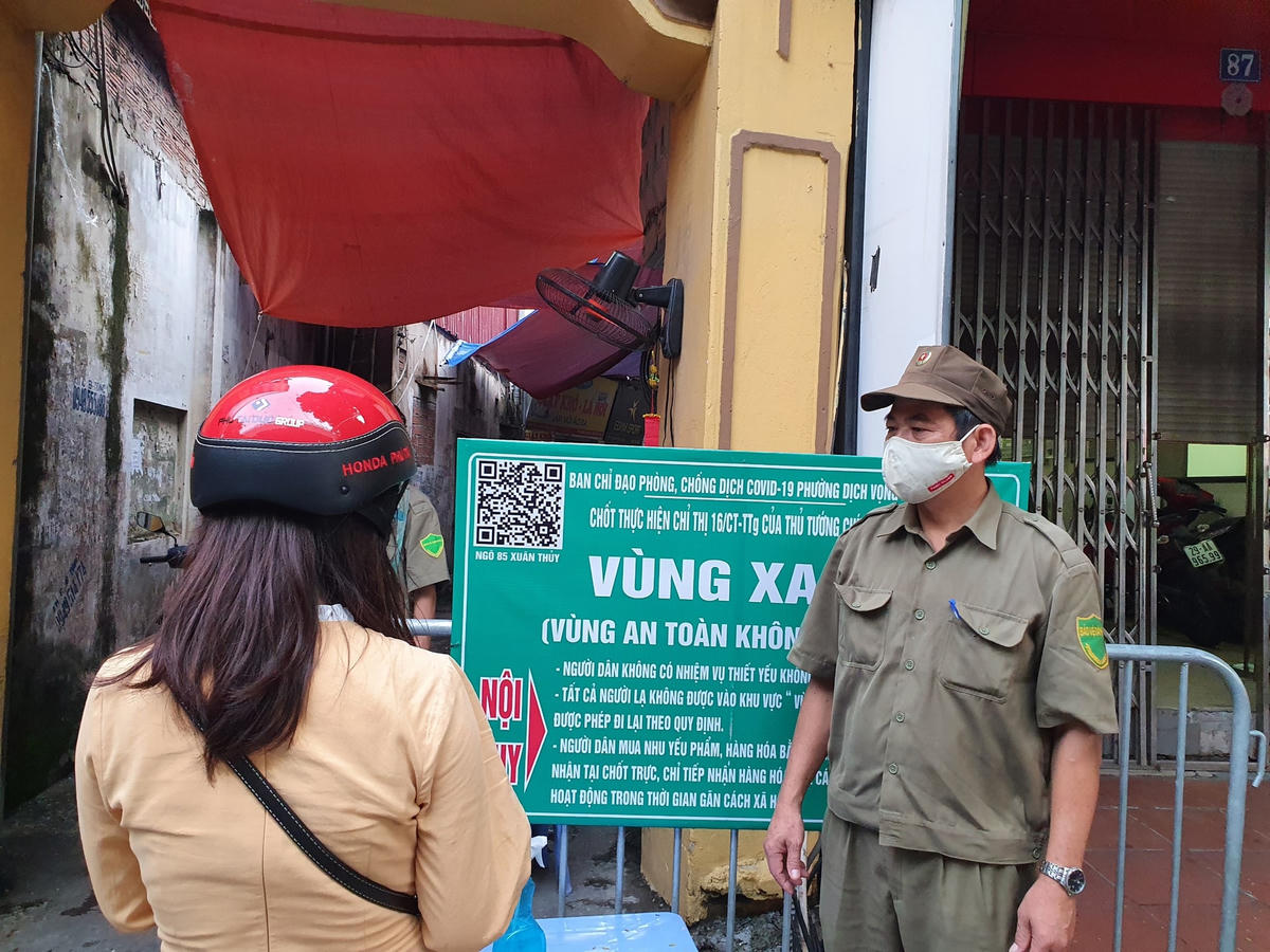 Ông Thái Ngọc Oanh, Tổ trưởng tổ dân phố 14 phường Dịch Vọng Hậu (Cầu Giấy, Hà Nội) đang làm nhiệm vụ tại chốt kiểm soát.