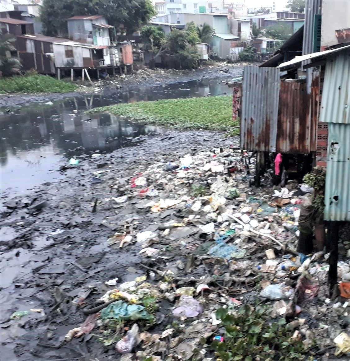 Tình trạng nhà không phép, sai phép ven kênh rạch tại TP HCM gây ô nhiễm nguồn nước.